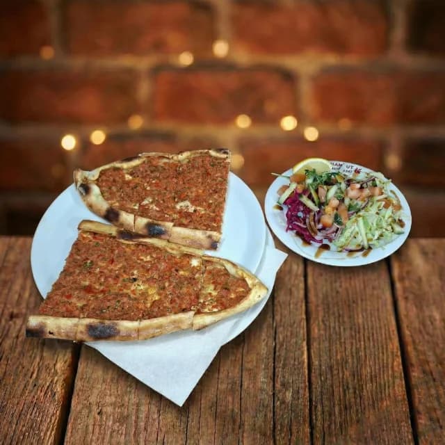 Pide mit Hackfleisch (Kıymalı)